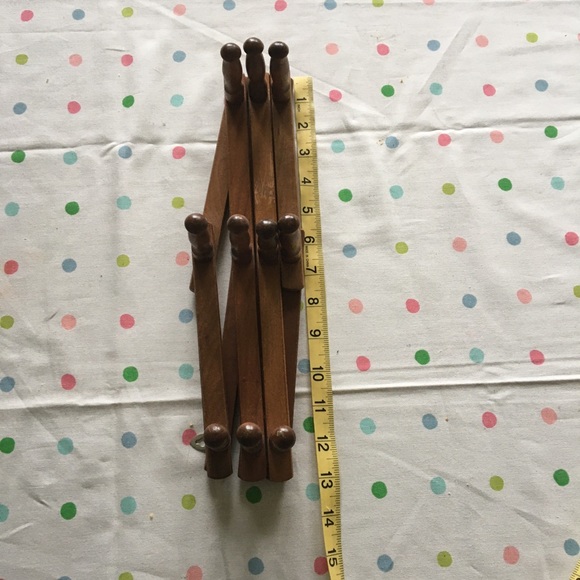 VTG Wood Accordion Peg Hanger - Picture 5 of 5